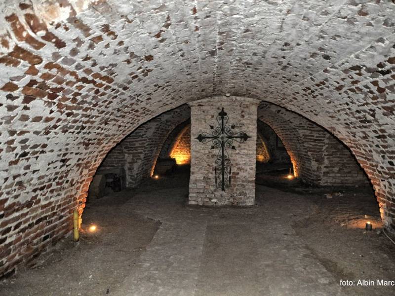 Krypty w podziemiach kościoła w Węgrowie